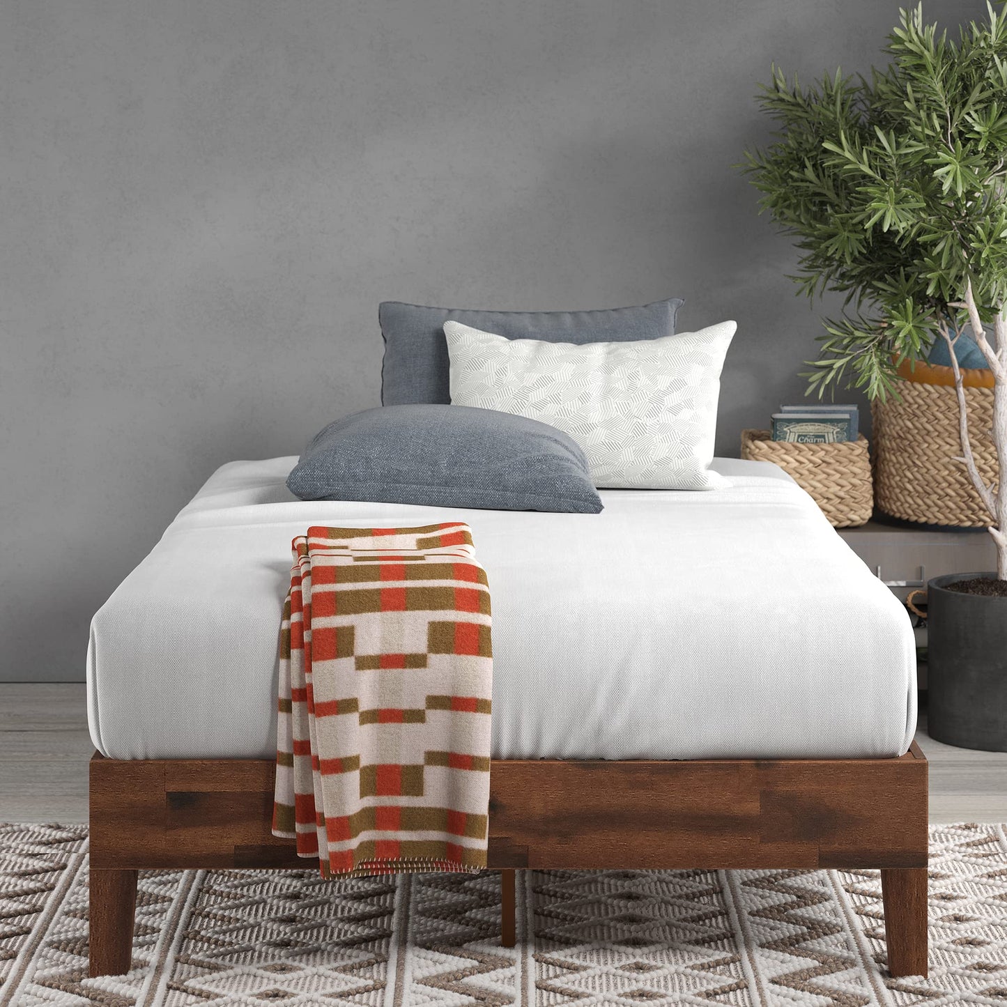 ZINUS Vivek Wood Platform Bed Frame with Headboard Queen