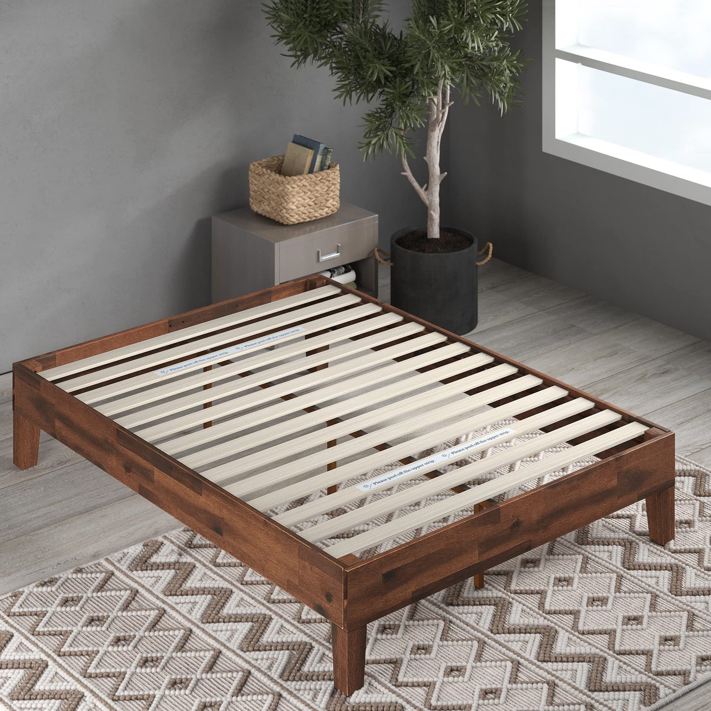 ZINUS Vivek Wood Platform Bed Frame with Headboard Queen