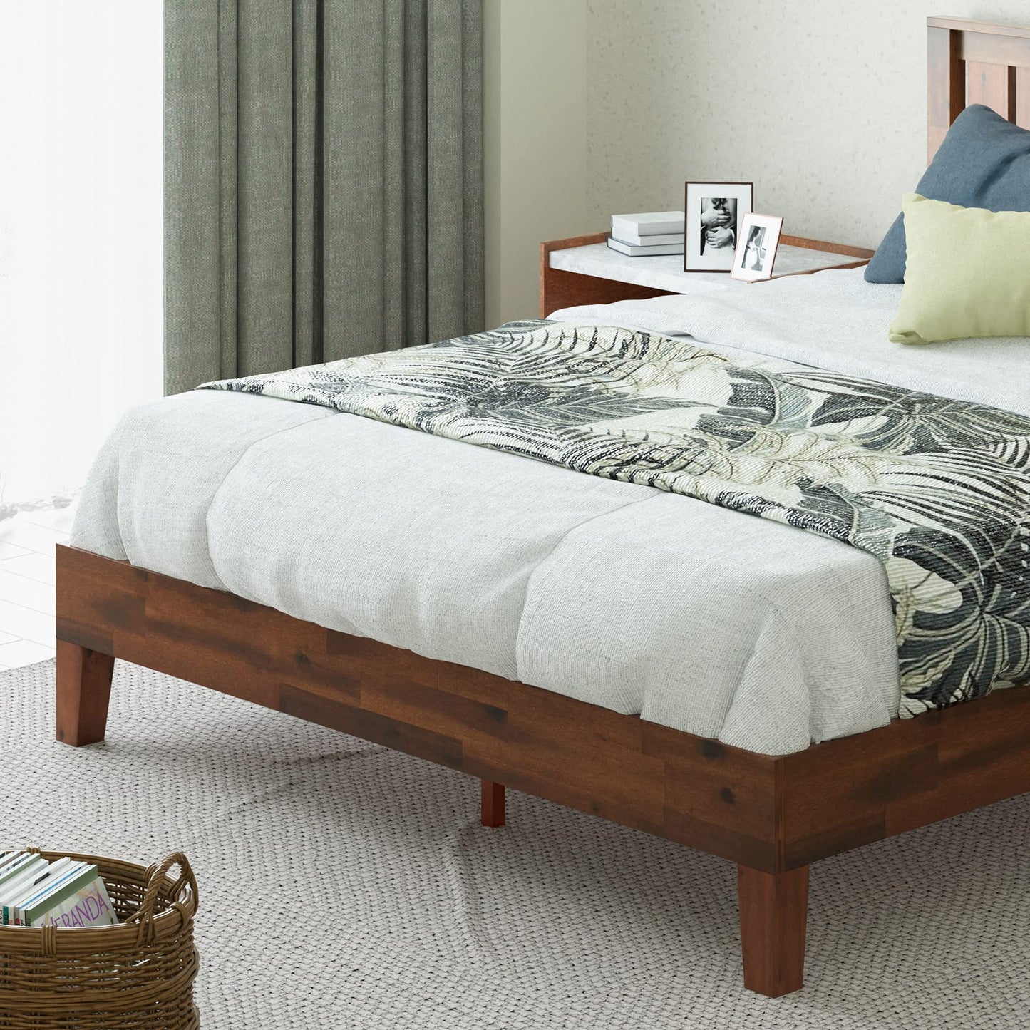 ZINUS Vivek Wood Platform Bed Frame with Headboard Queen
