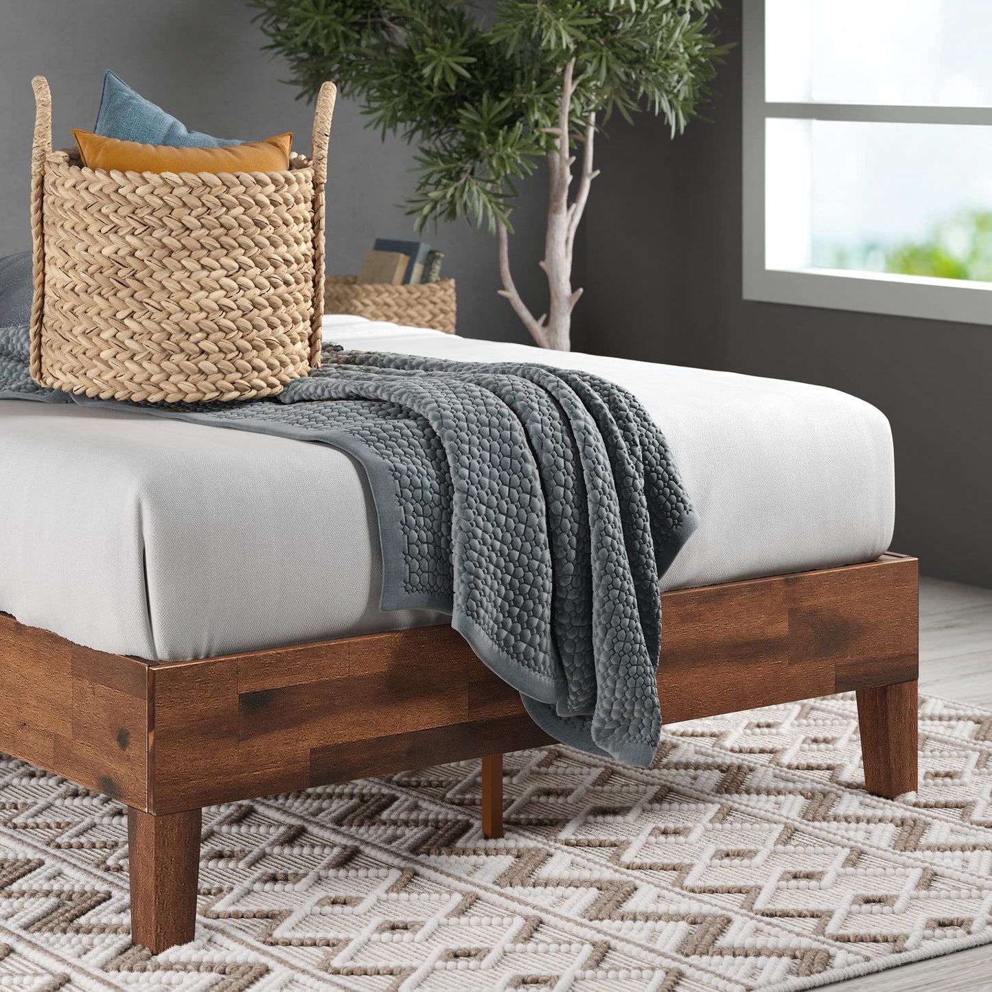 ZINUS Vivek Wood Platform Bed Frame with Headboard Queen