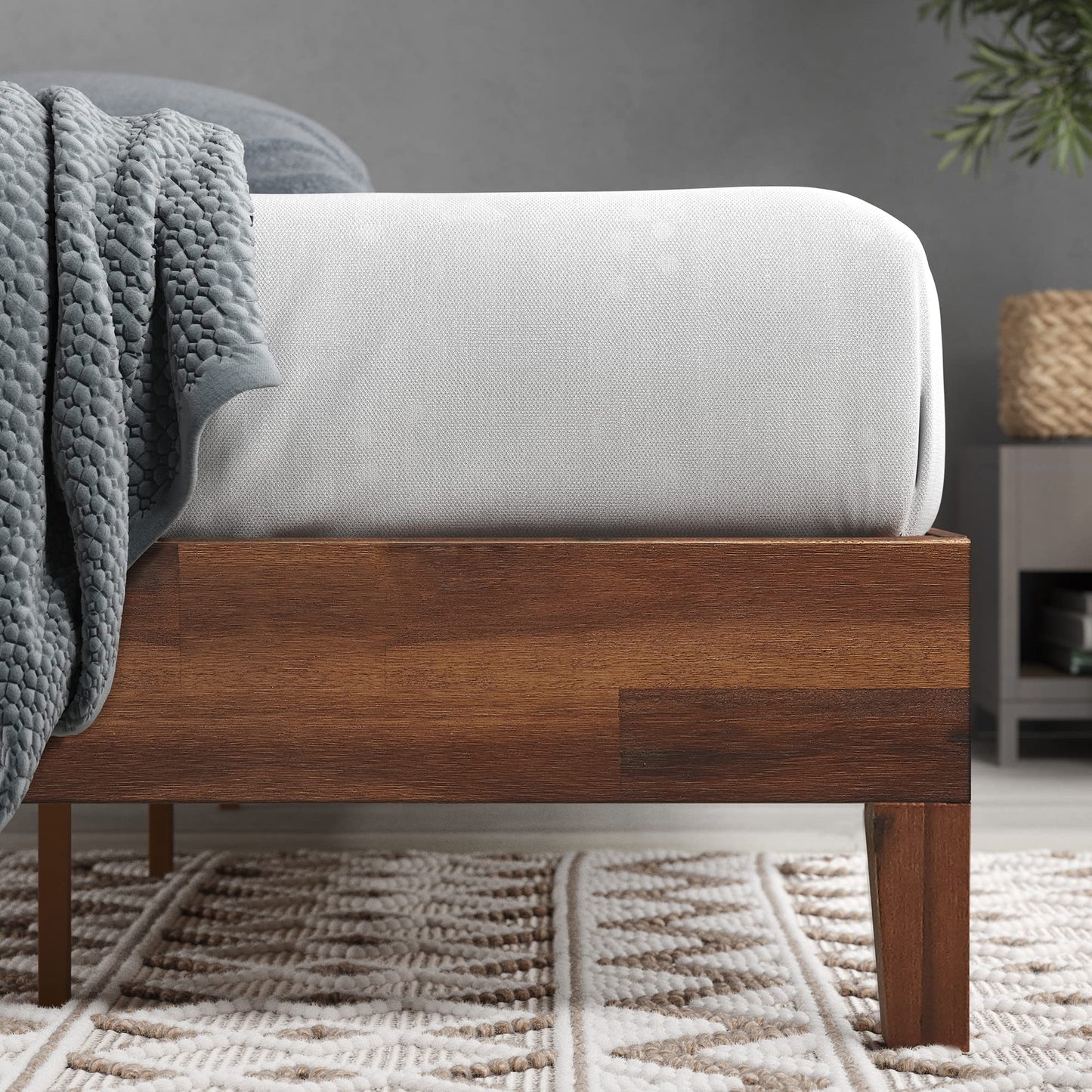 ZINUS Vivek Wood Platform Bed Frame with Headboard Queen