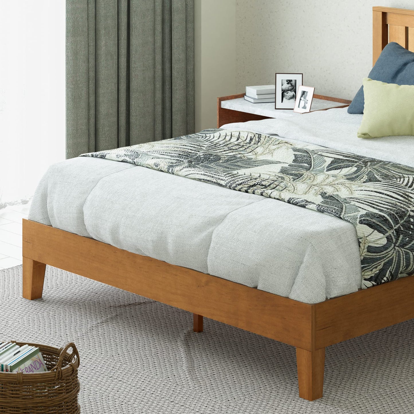 ZINUS Vivek Wood Platform Bed Frame with Headboard Queen